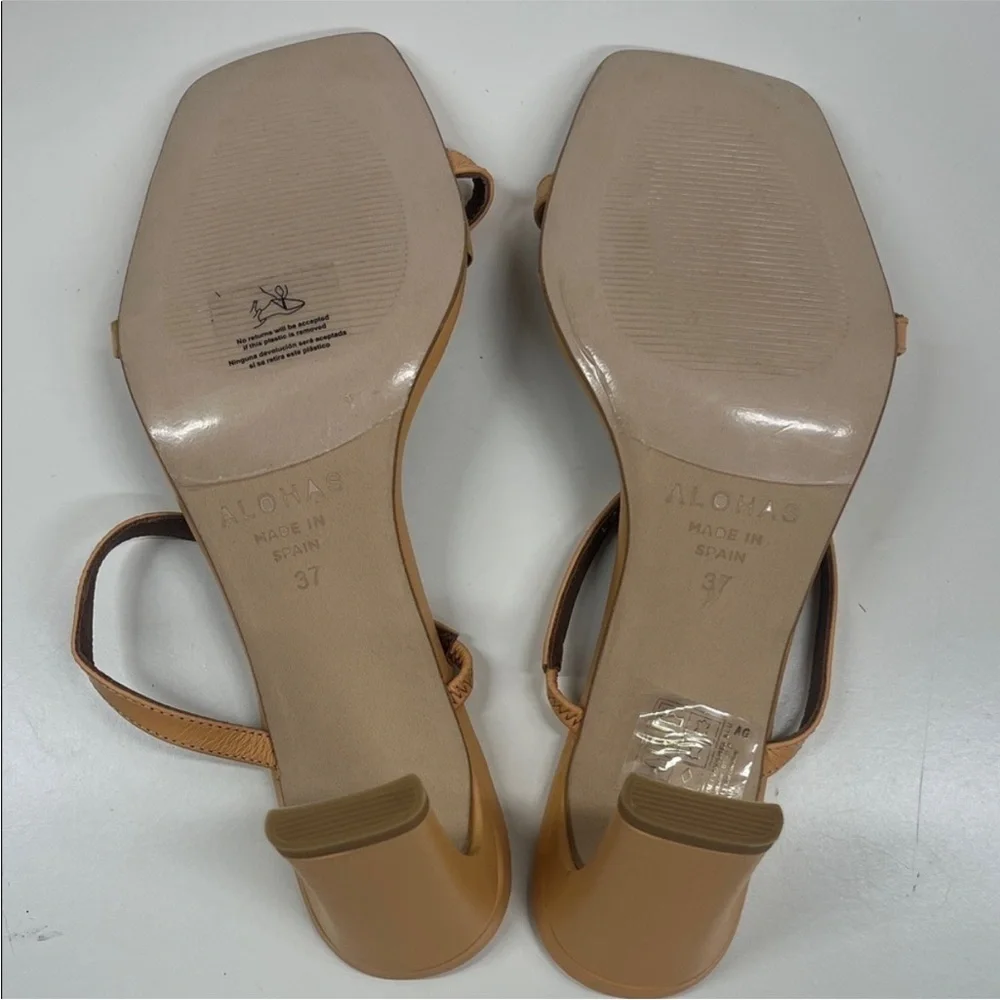 Alohas Cream and Tan Heeled Sandals